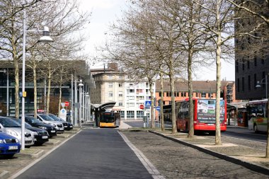 Otobüs istasyonu Koblenz / Otogarı Koblenz ana istasyonunda koltuklar ve sığınak üzerinde 08 Nisan 2018 Koblenz.                         