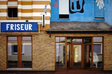 Miro House Koblenz / girişinde ve vitrinler berber shop Koblenz Miro evde üzerinden Resim Sergisi ressam Joan Miro motiflerle üzerinde 08 Nisan 2018 Koblenz içinde.                 