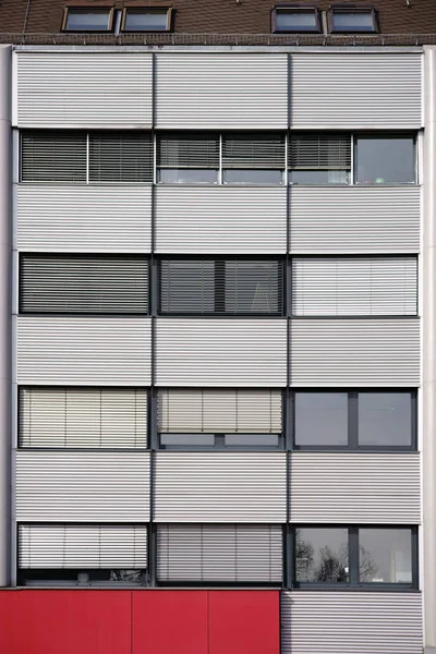 Moderne Bürohausfassade Die Moderne Fassade Eines Bürogebäudes Mit Fensterreihen Und — Stockfoto