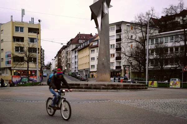 Kerner Square Stuttgart Ciclista Atravessa Praça Kerner Noite Com Escultura — Fotografia de Stock