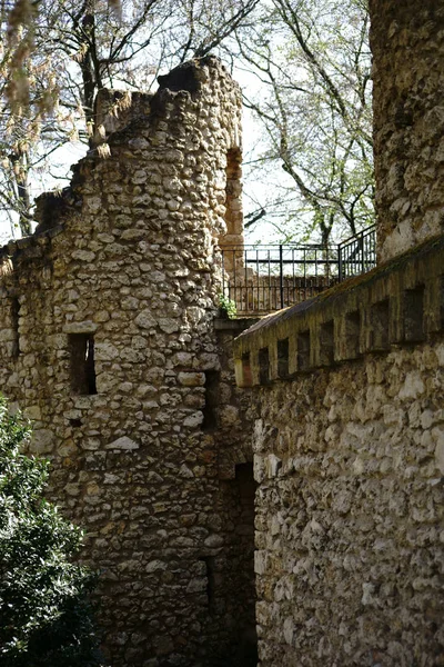 Zamek Ruiny Verna Park Starych Zniszczonych Umocnień Mosty Wieże Ruin — Zdjęcie stockowe