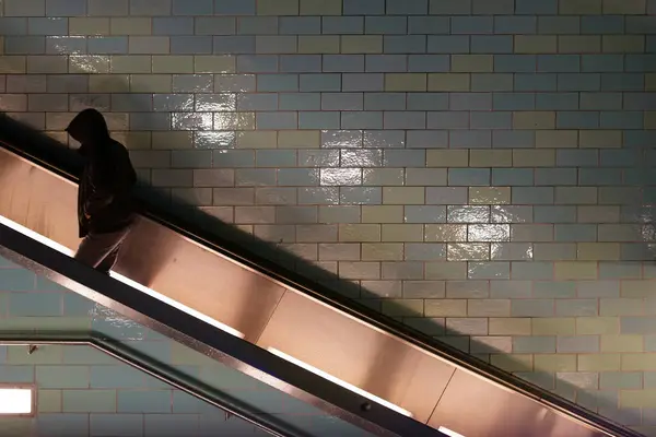 Mann Mit Kapuze Auf Rolltreppe Ein Junger Mann Kapuzenjacke Fährt — Stockfoto