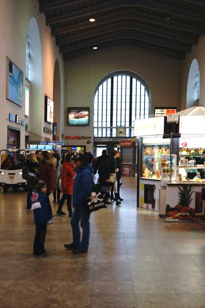 Hlavní Stanice Wiesbaden Interiér Wiesbadenu Hlavního Nádraží Davy Trezoru Obchodech — Stock fotografie