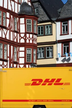 Dhl paket servisi Eski Şehir Limburg / Dhl paket servisi 12 Ekim 2019 'da Limburg' da listelenen Eski Şehir 'in yarı keresteli evlerinin önünde duruyor..