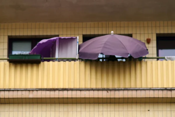 傘とバルコニー パラソルと社会住宅のバルコニー — ストック写真