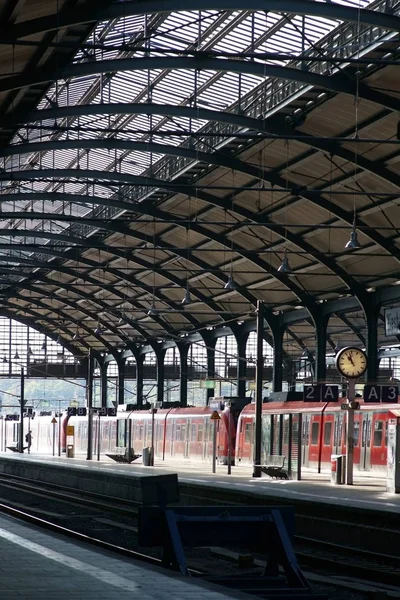 Интерьер Главного Железнодорожного Вокзала Висбаден Поезд Стоящий Пути Центрального Железнодорожного — стоковое фото