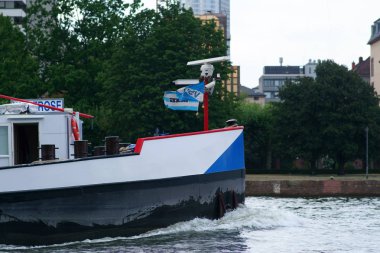Konteyner gemi yan görünümü / Bir nehir üzerinde bir konteyner gemisinin yan görünümü