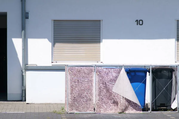 Popelnice Pokleslou Oponou Plastové Popelnice Stojí Pod Kovovou Konstrukcí Závěsy — Stock fotografie