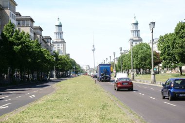 Frankfurter Tor Berlin / Yol Trafiği Karl-Marx-Allee boyunca Frankfurter Tor 'un kuleleri ile 9 Mayıs 2016 tarihinde Berlin' de trafik vardı.