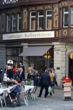 Caff Limburger Caffeeroesterei / Limburg 'da 12 Ekim 2019' da, Caff Limburger Caffeersterei 'nin altın ve motiflerle süslenmiş yarı ahşap ön cephesi