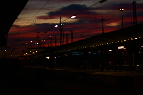 Tramonto Binario Luci Notturne Una Stazione Ferroviaria Durante Tramonto — Foto Stock
