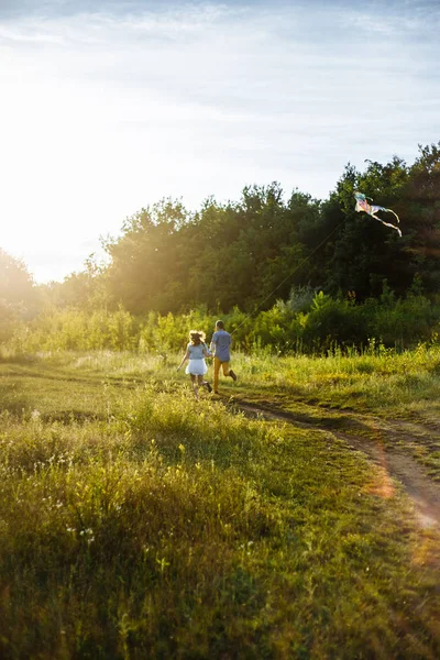 adam bir kızla ateş bir uçurtma