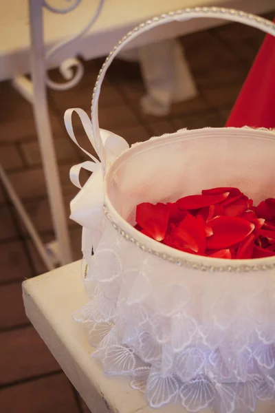 結婚式バスケットで赤いバラの花びら — ストック写真
