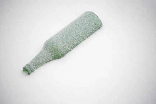 Gröna Flaskan Snön — Stockfoto