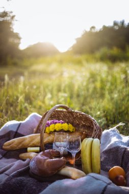 piknik, ekose, şarap, ekmek ve meyve sepeti