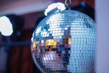 parlayan ışık disko topu