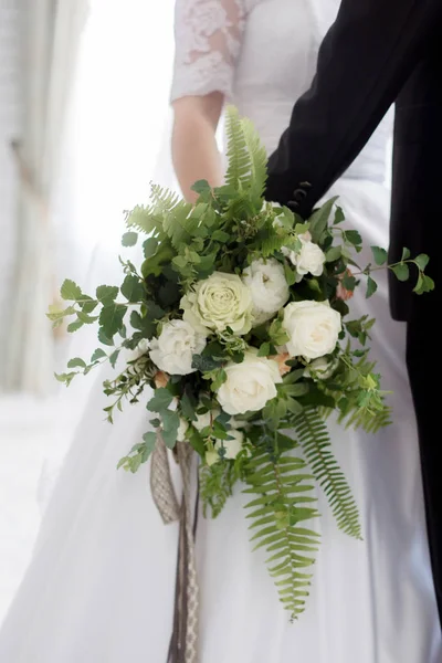 Recém Casados Segurando Buquê Rosas Brancas Com Folhas Samambaia — Fotografia de Stock