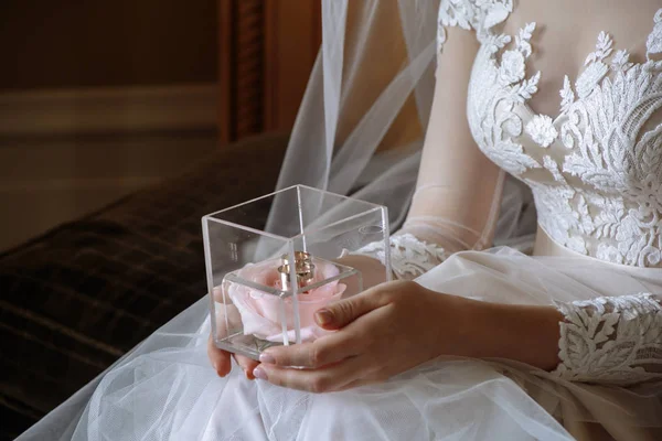 Novia Sostiene Una Caja Con Anillos — Foto de Stock