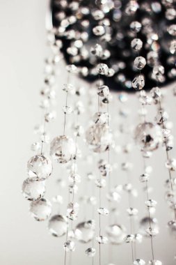 Kristal süslemeleri ile avize