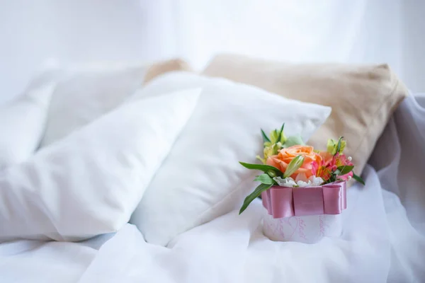 yatakta bir gül küçük hediye