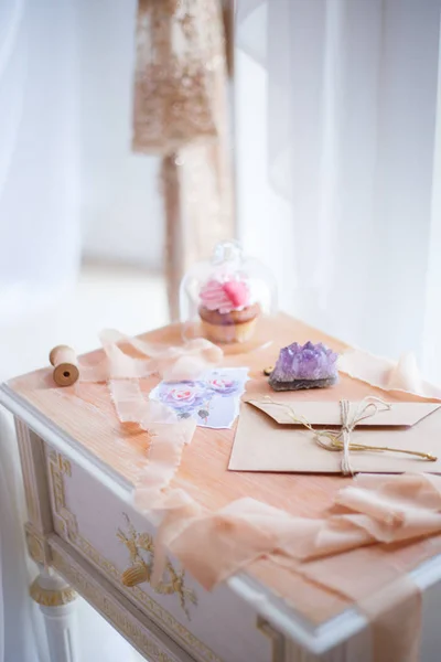 Zarf, kartpostal, mor kristal, kurdeleler başucundaki retro tarzı