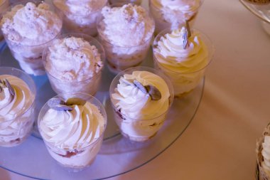 Şeker çubuğu: beyaz masa örtüsü, cam eşyalar, pastalar, tatlılar, badem kurabiyeleri, krema, üzüm