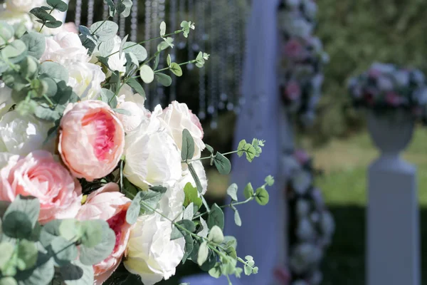 Букет Білих Рожевих Троянд Зеленими Пружинами Фоні Весільної Арки — стокове фото