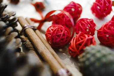 Dekor ögeleri: köknar kozalakları, tahta çubuklar, plastik kablolar.