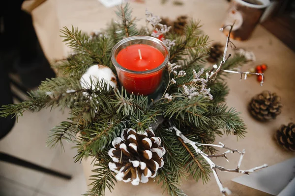 Hacer Decoraciones Navideñas Con Velas Rojas Ramas Conos Árboles Navidad —  Fotos de Stock