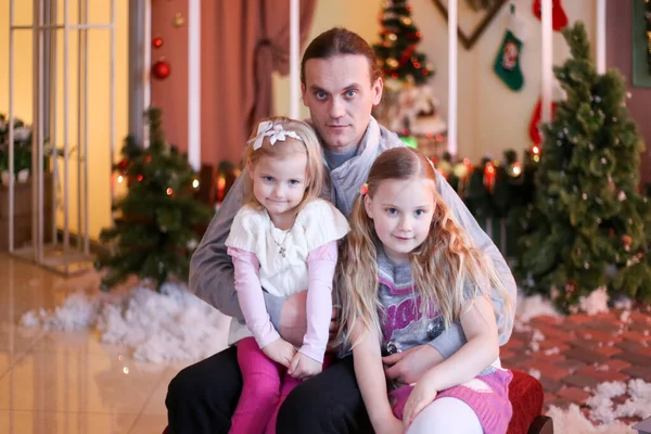 Padre Dos Hijas Decoraciones Navideñas Sonriendo Abrazándose — Foto de Stock