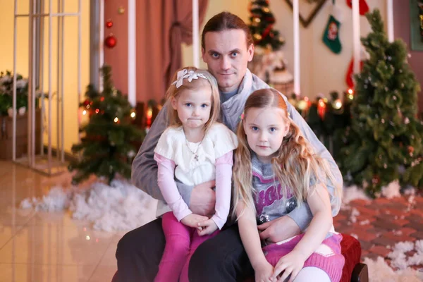 Padre Dos Hijas Decoraciones Navideñas Sonriendo Abrazándose — Foto de Stock