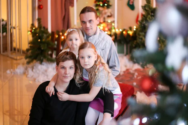 Rodina Vánoční Dekorace Úsměvem Objímání — Stock fotografie