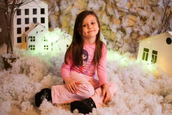 Dívka Vánoční Dekorace Umělým Sněhem Malé Lepenkové Domy — Stock fotografie
