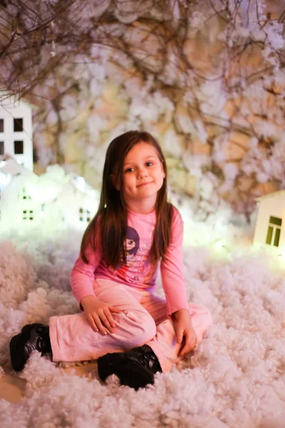 Menina Decorações Natal Com Neve Artificial Pequenas Casas Papelão — Fotografia de Stock
