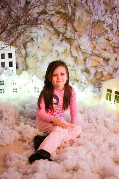 Chica Decoraciones Navidad Con Nieve Artificial Pequeñas Casas Cartón — Foto de Stock