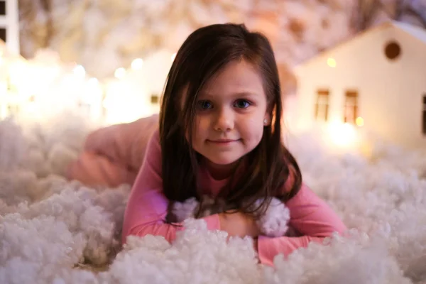 Menina Decorações Natal Com Neve Artificial Pequenas Casas Papelão — Fotografia de Stock