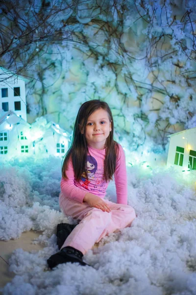 Chica Decoraciones Navidad Con Nieve Artificial Pequeñas Casas Cartón — Foto de Stock