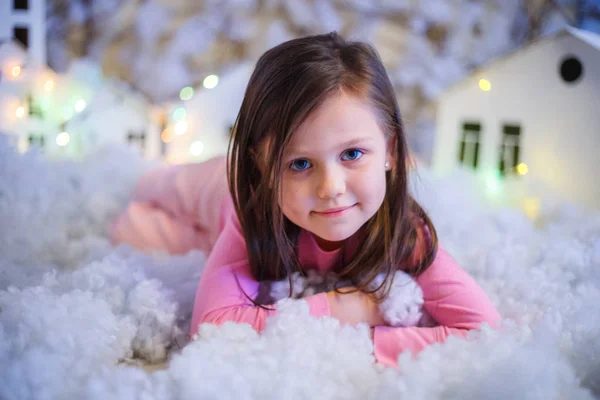 Menina Decorações Natal Com Neve Artificial Pequenas Casas Papelão — Fotografia de Stock