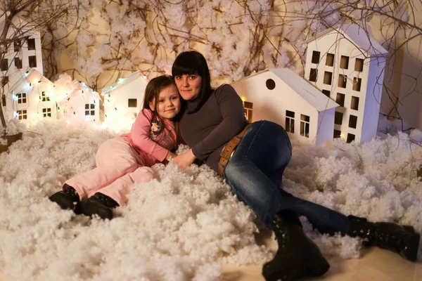 Mãe Com Filha Decorações Natal Com Neve Artificial Pequenas Casas — Fotografia de Stock