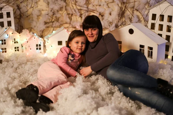 Mãe Com Filha Decorações Natal Com Neve Artificial Pequenas Casas — Fotografia de Stock