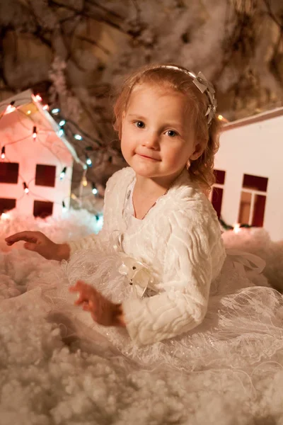 Menina Decorações Natal Com Neve Artificial Pequenas Casas Papelão — Fotografia de Stock