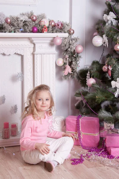 Dívka Sedí Podlaze Blízkosti Krbu Novoroční Strom — Stock fotografie