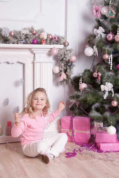 Dívka Sedí Podlaze Blízkosti Krbu Novoroční Strom — Stock fotografie