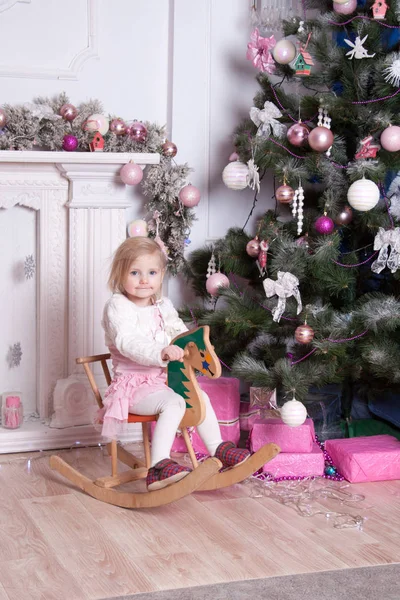 Niña Montando Caballo Madera Cerca Chimenea Árbol Año Nuevo — Foto de Stock