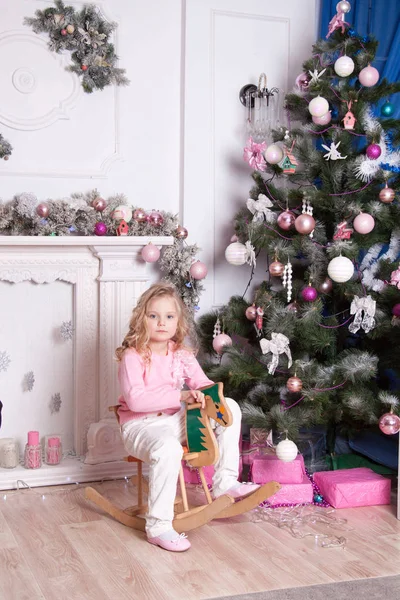 Niña Montando Caballo Madera Cerca Chimenea Árbol Año Nuevo — Foto de Stock