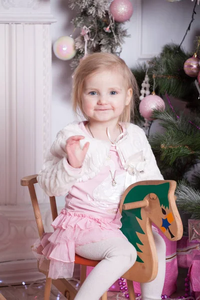 Niña Montando Caballo Madera Cerca Chimenea Árbol Año Nuevo — Foto de Stock