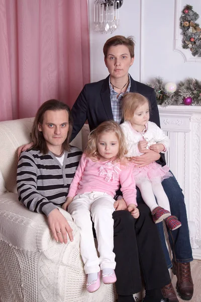 크리스마스 장식에 벽난로 의자에 가족들 — 스톡 사진