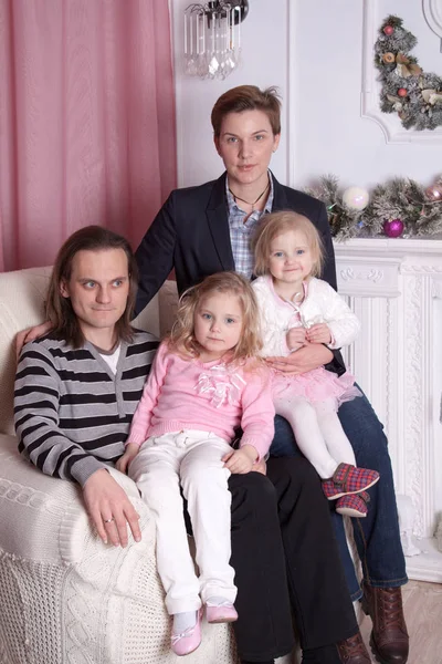 Familia Una Silla Junto Chimenea Las Decoraciones Navidad — Foto de Stock