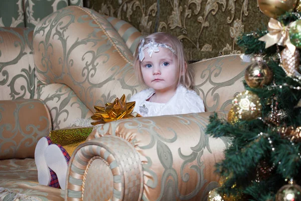 Chica Sentada Sofá Cerca Árbol Navidad Decorado Tiene Regalo Maravillosamente — Foto de Stock