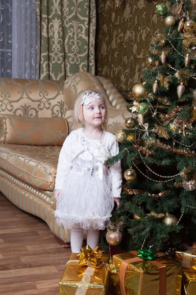 Menina Perto Uma Árvore Natal Decorada — Fotografia de Stock